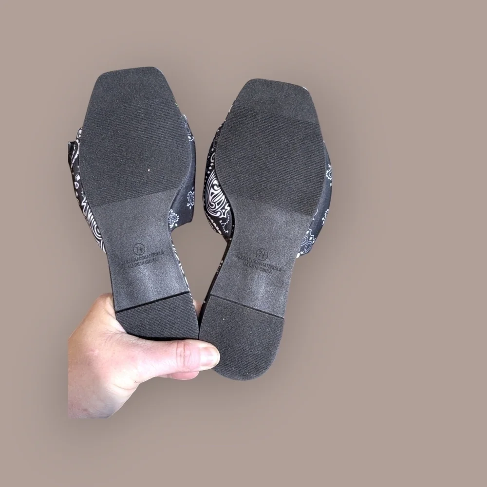 NWOT Liliana Bow Slides Size 7 1/2